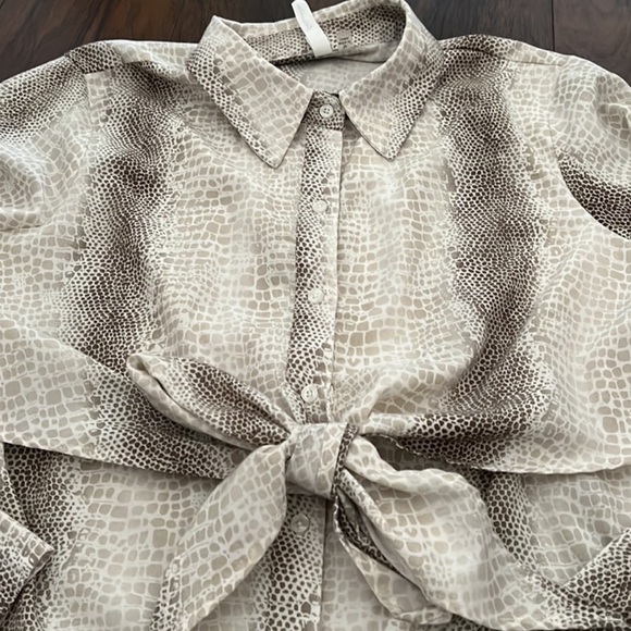 Gorgeous and stylish top! - Picture 2 of 3